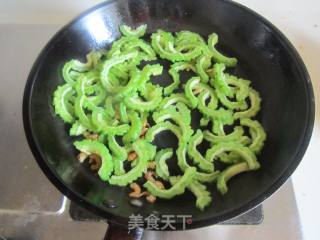 虾仁炒苦瓜的做法步骤：5