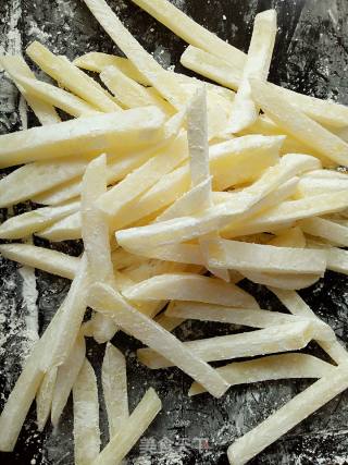 炸薯条的做法步骤：3