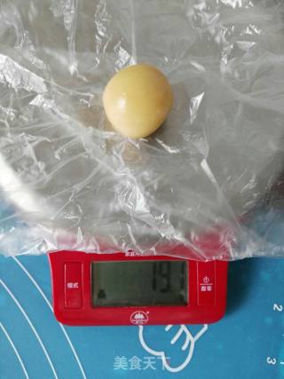 广式蛋黄月饼的做法步骤：7