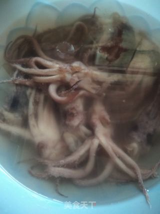 香辣鱿鱼须的做法步骤：1