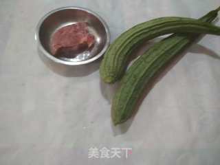 肉片炒丝瓜的做法步骤：1