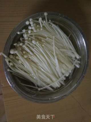 金针菇炒南瓜蔓的做法步骤：3