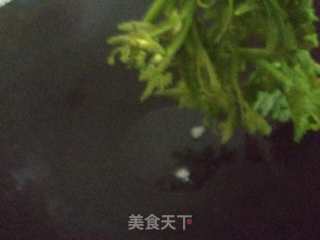 金针菇炒南瓜蔓的做法步骤：4