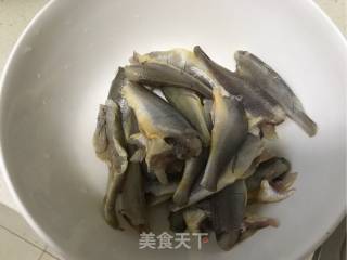 炸小黄花鱼的做法步骤：1