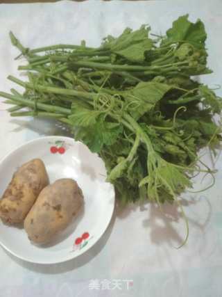 南瓜蔓土豆汤的做法步骤：1