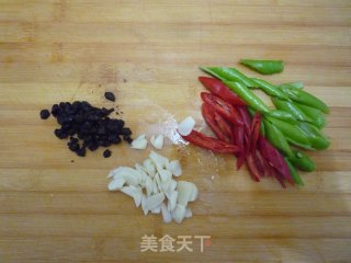 豆豉尖椒炒拆骨肉的做法步骤：3