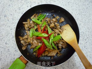 豆豉尖椒炒拆骨肉的做法步骤：8