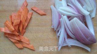 洋葱炒羊肉的做法步骤：2