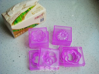 莲蓉花朵和果子的做法步骤：1