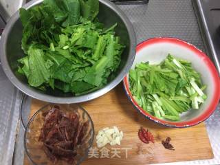 小白菜炒腊肠的做法步骤：1