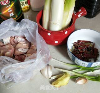 茭白烧鸡腿的做法步骤：1