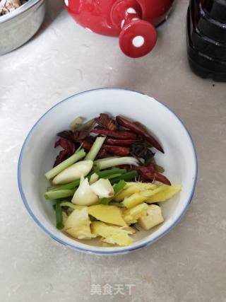 茭白烧鸡腿的做法步骤：2