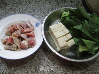 青菜腊鸡腿煮冻豆腐的做法步骤：1