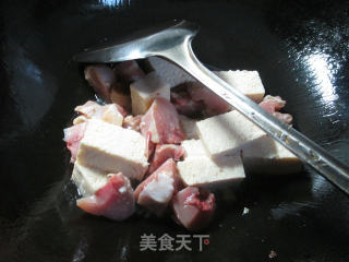 青菜腊鸡腿煮冻豆腐的做法步骤：2