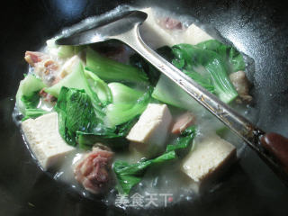青菜腊鸡腿煮冻豆腐的做法步骤：4