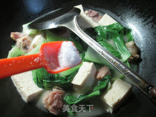 青菜腊鸡腿煮冻豆腐的做法步骤：5