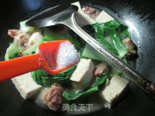 青菜腊鸡腿煮冻豆腐的做法步骤：6