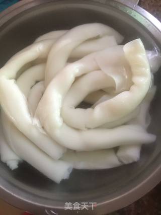 炒猪肠粉的做法步骤：1