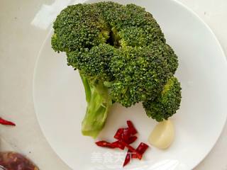 蒜香西蓝花的做法步骤：1