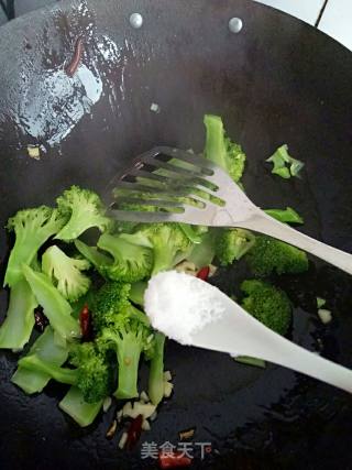 蒜香西蓝花的做法步骤：8
