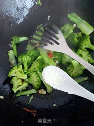 蒜香西蓝花的做法步骤：9