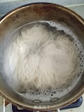 苦菊腊肠拌面的做法步骤：2