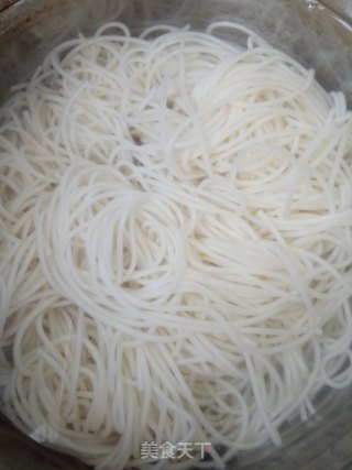 苦菊腊肠拌面的做法步骤：3