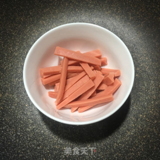 火腿肠炒河粉的做法步骤：3