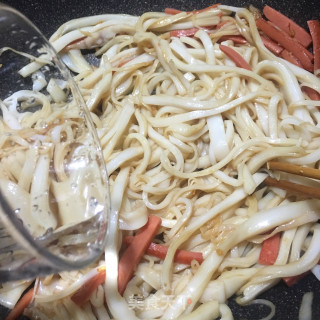 火腿肠炒河粉的做法步骤：8