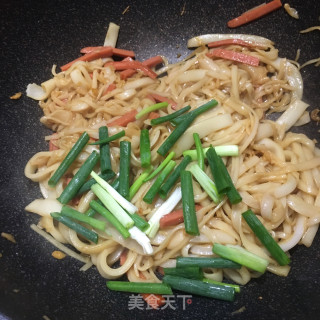 火腿肠炒河粉的做法步骤：9