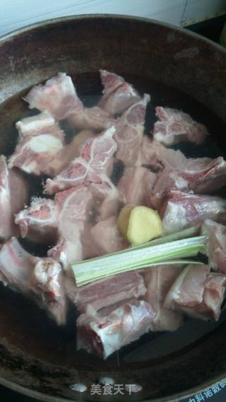 糖醋排骨的做法步骤：1