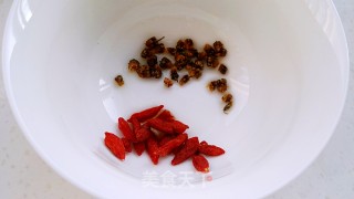 冰糖枸杞菊花茶的做法步骤：1