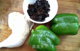 青椒木耳炒鸡肉的做法步骤：1