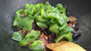青椒木耳炒鸡肉的做法步骤：12