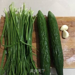 韭菜拌黄瓜的做法步骤：1