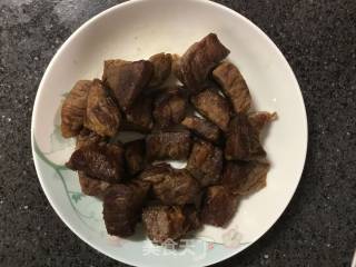 川味红烧牛肉的做法步骤：1