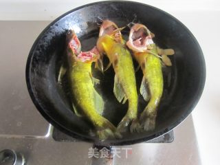 黄骨鱼炖千张结的做法步骤：3