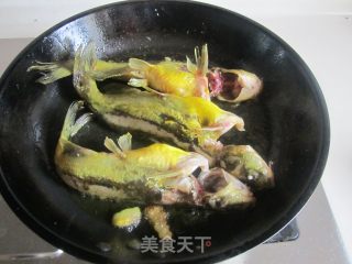 黄骨鱼炖千张结的做法步骤：4