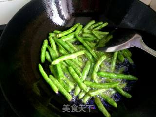 干煸豆角的做法步骤：3