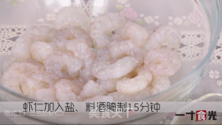 三色炒虾仁的做法步骤：1
