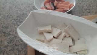 三文鱼豆腐煲的做法步骤：1