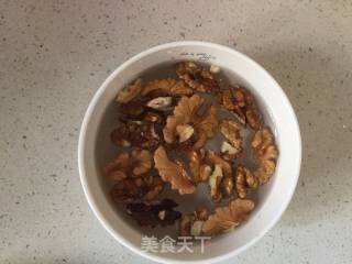 西芹炒核桃仁的做法步骤：3