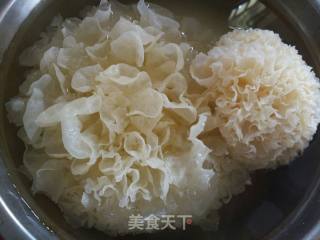 桃胶皂角米莲子银耳羹的做法步骤：6