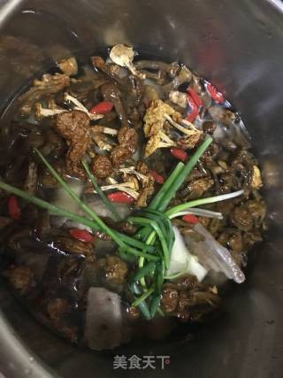 老鸭松茸汤的做法步骤：3