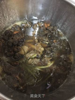 老鸭松茸汤的做法步骤：5