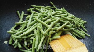 西红柿炒豆角的做法步骤：4