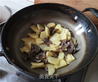 鸭肫炒土豆青椒的做法步骤：7