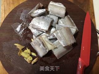 炸带鱼的做法步骤：1