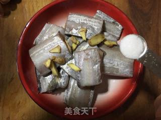 炸带鱼的做法步骤：2