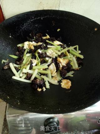 西芹木耳炒鸡蛋的做法步骤：5